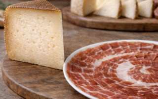 Queso Manchego D.O. Pasamontes Oro, una joya en tu mesa - La Casa del Jamón